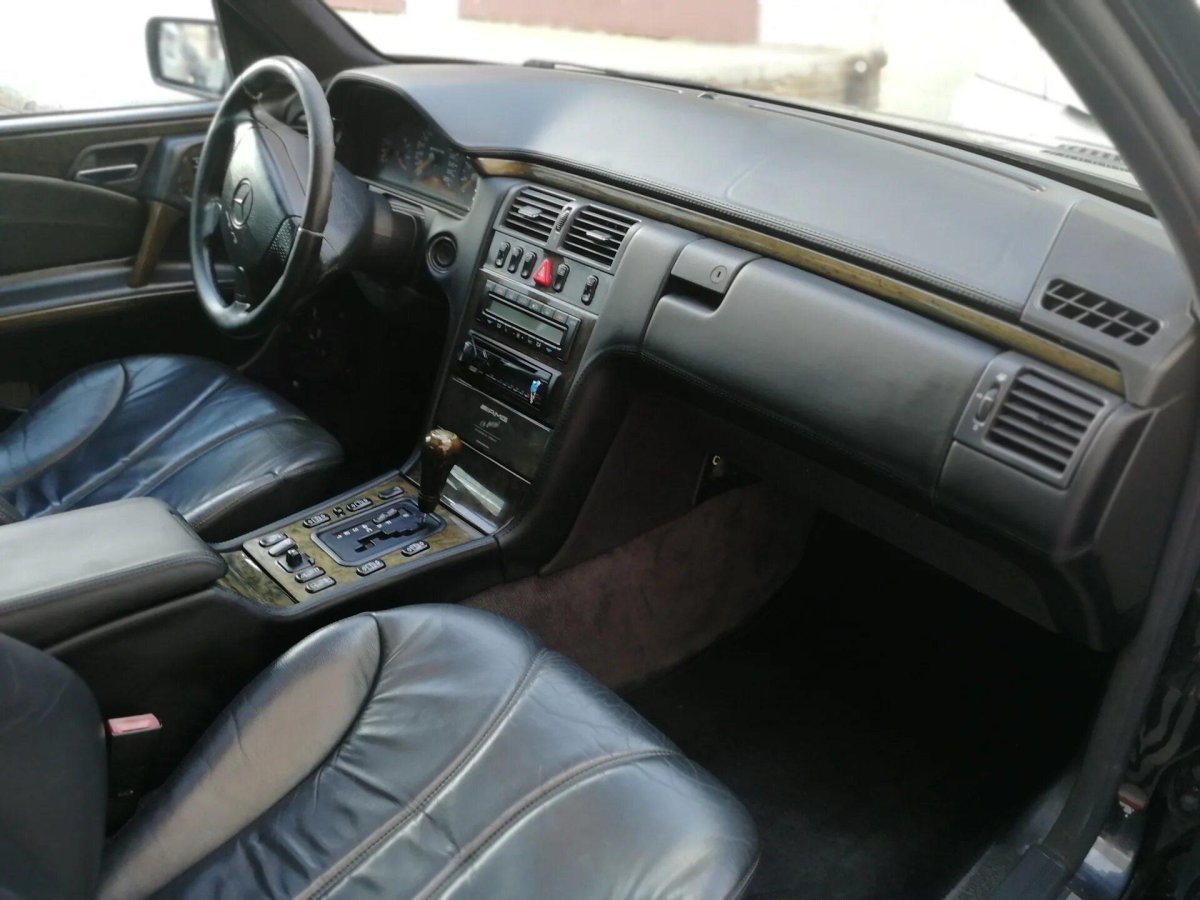 Мерседес 210 черный салон