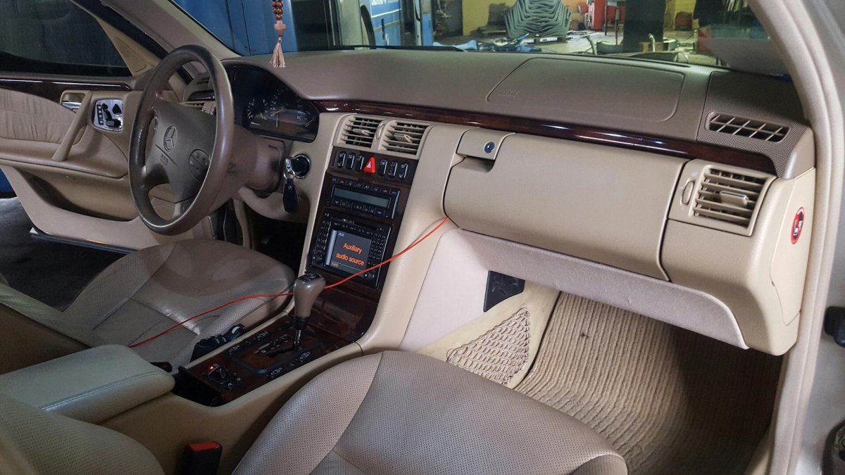 Мерседес 210 белый салон