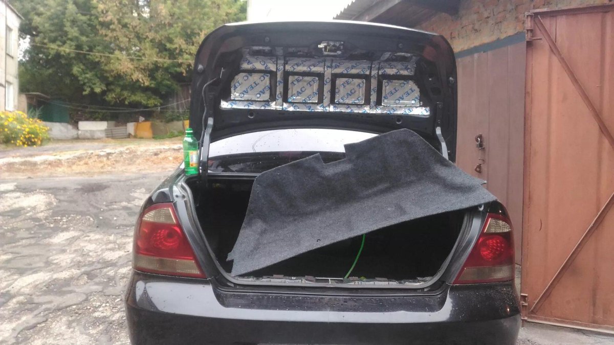 Обшивка крышки багажника Ниссан Альмера Классик b10