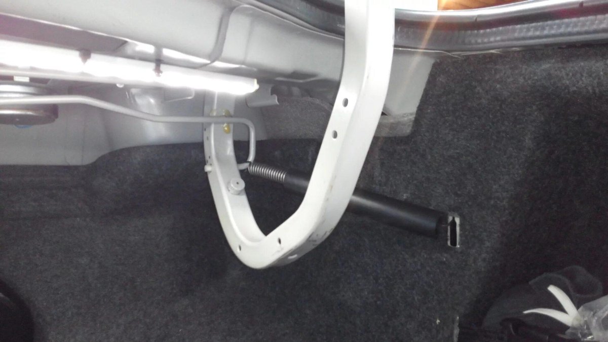 Almera g15 торсион крышки багажника