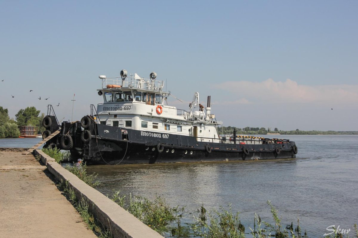 Теплоход плотовод 697