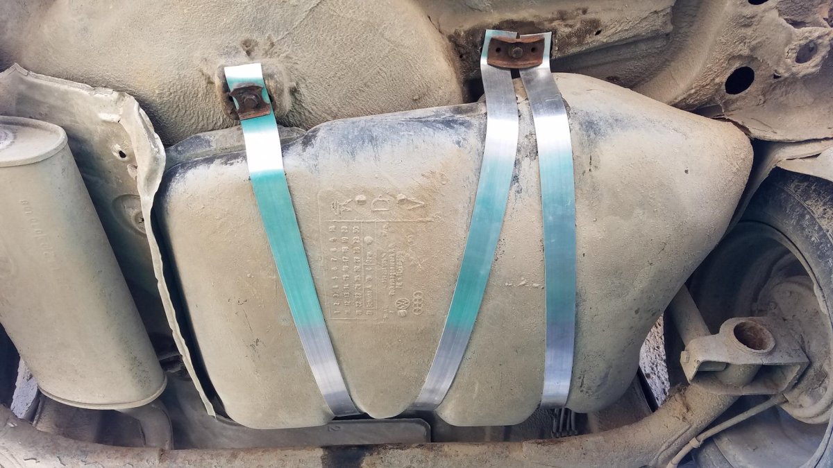 Крепление топливного бака Пассат б3