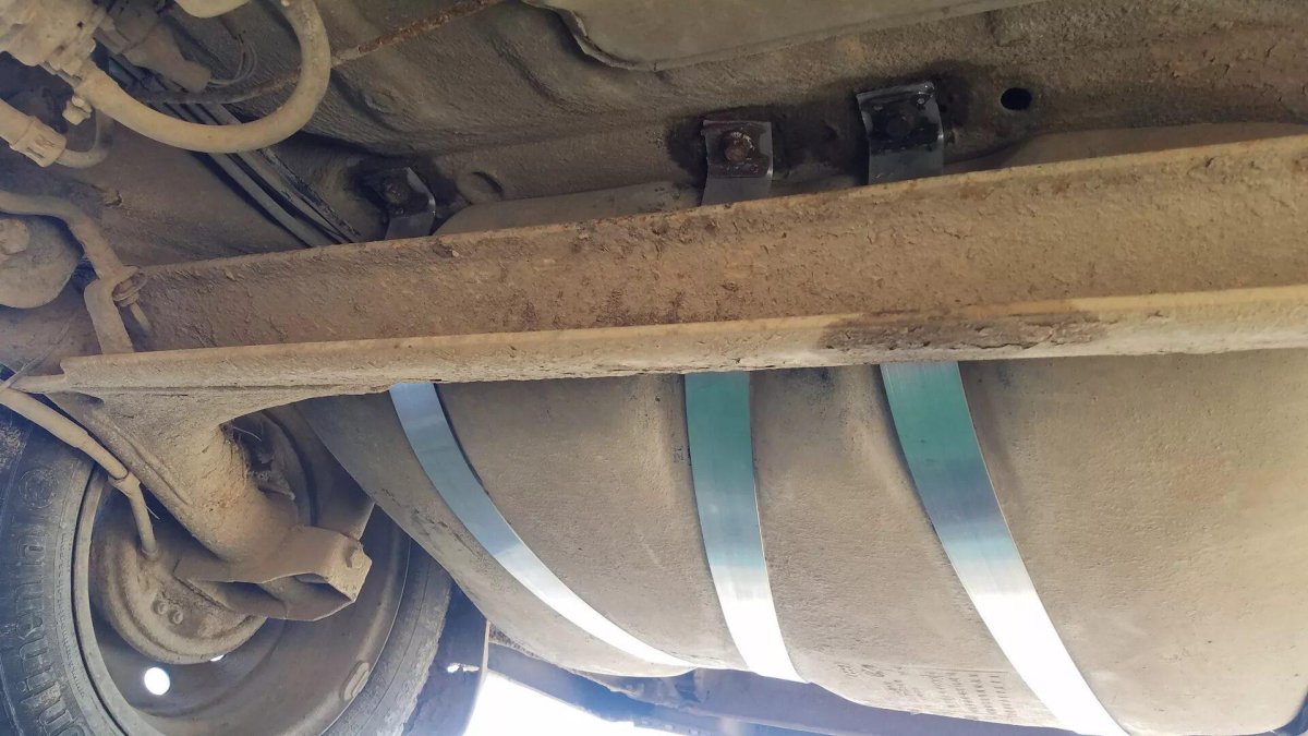 Крепление бака Пассат б3