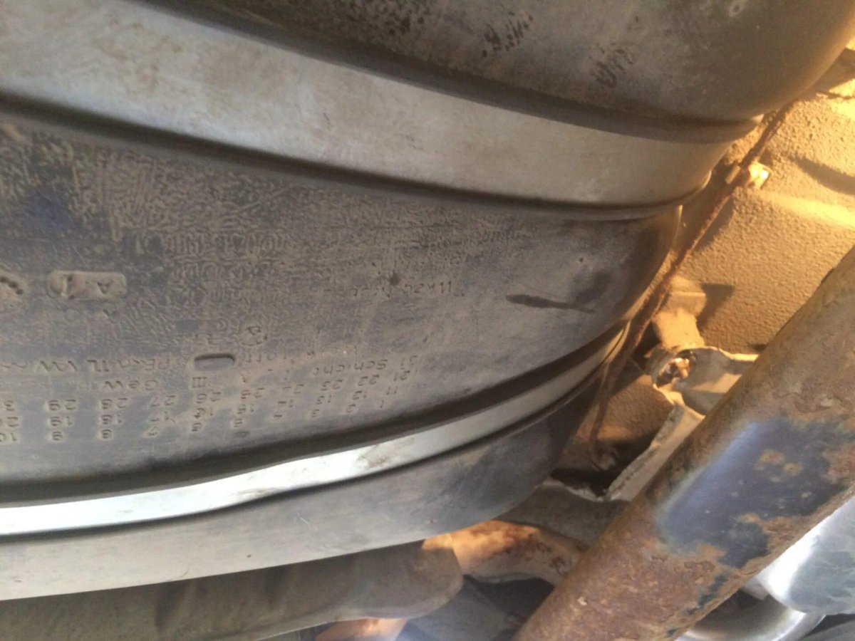 Крепление бензобака Пассат б3