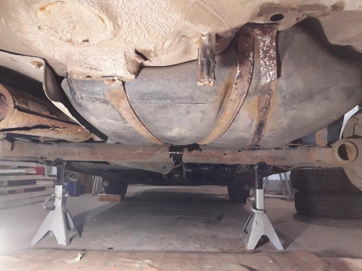 Крепление топливного бака Пассат б3