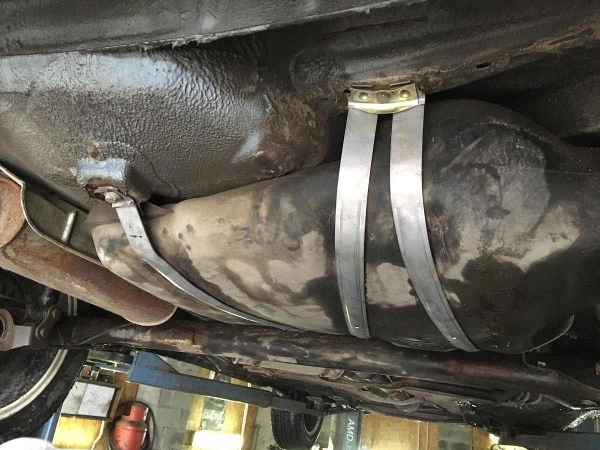 Крепление бака Пассат б3