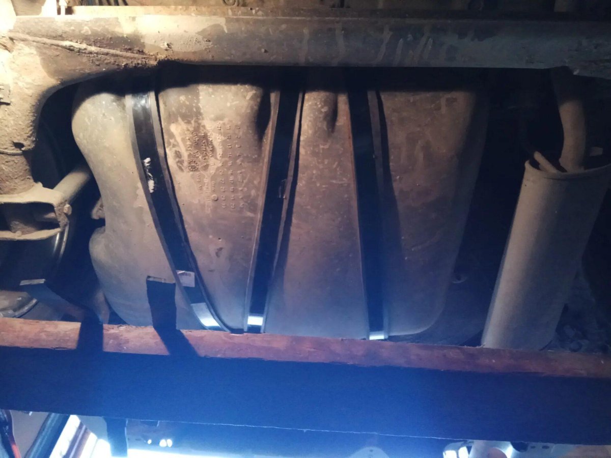 Крепление бензобака Пассат б3