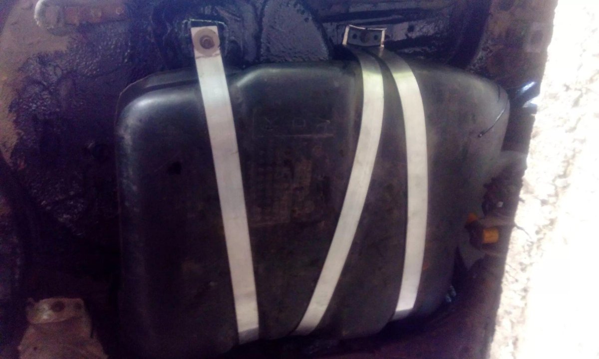 Крепление топливного бака Пассат б3 универсал