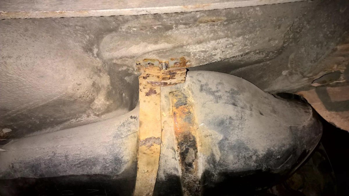 Крепление бензобака гольф 2