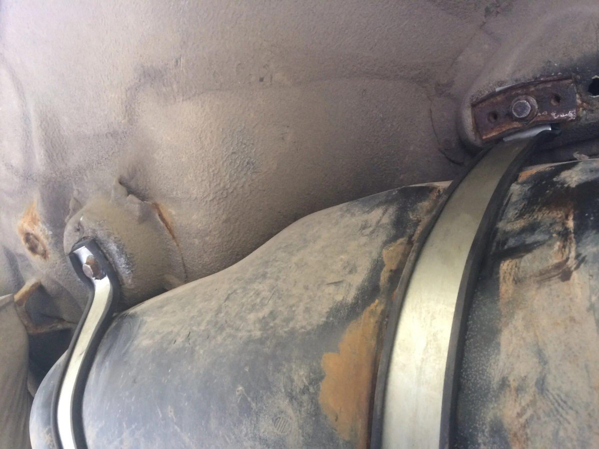 Крепление топливного бака Пассат б3