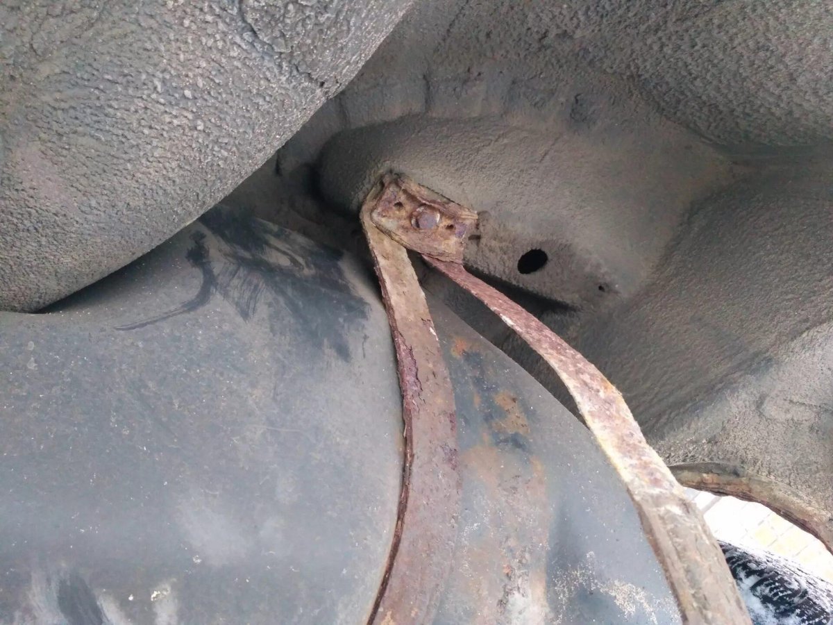 Крепление топливного бака Пассат б3