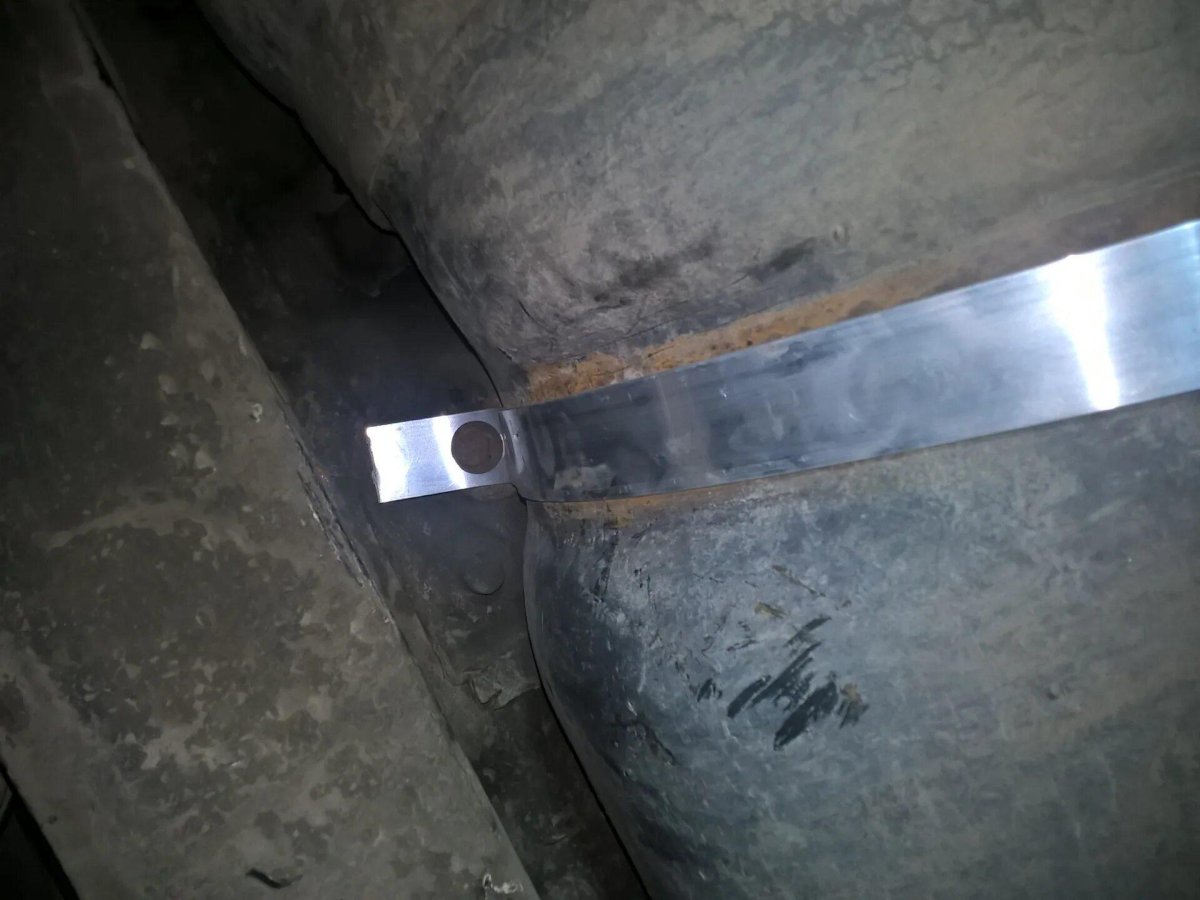 Крепление бензобака ВАЗ 2114