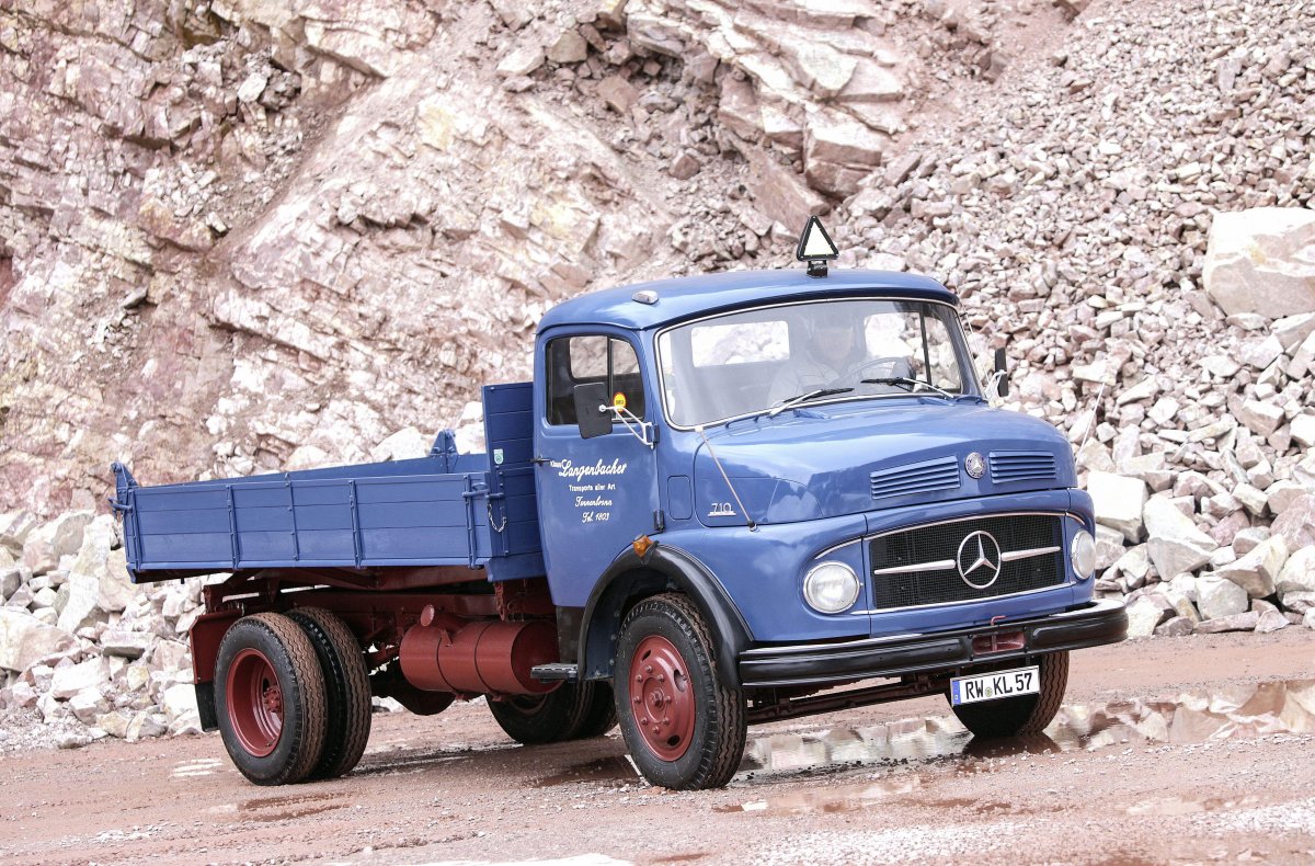 Грузовик Mercedes Benz 710