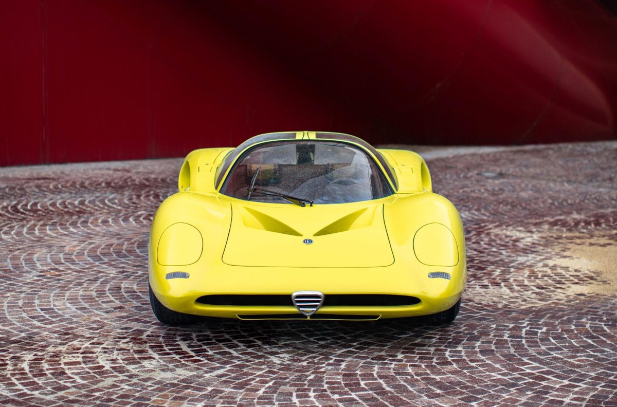Alfa Romeo 33 Stradale жёлтый