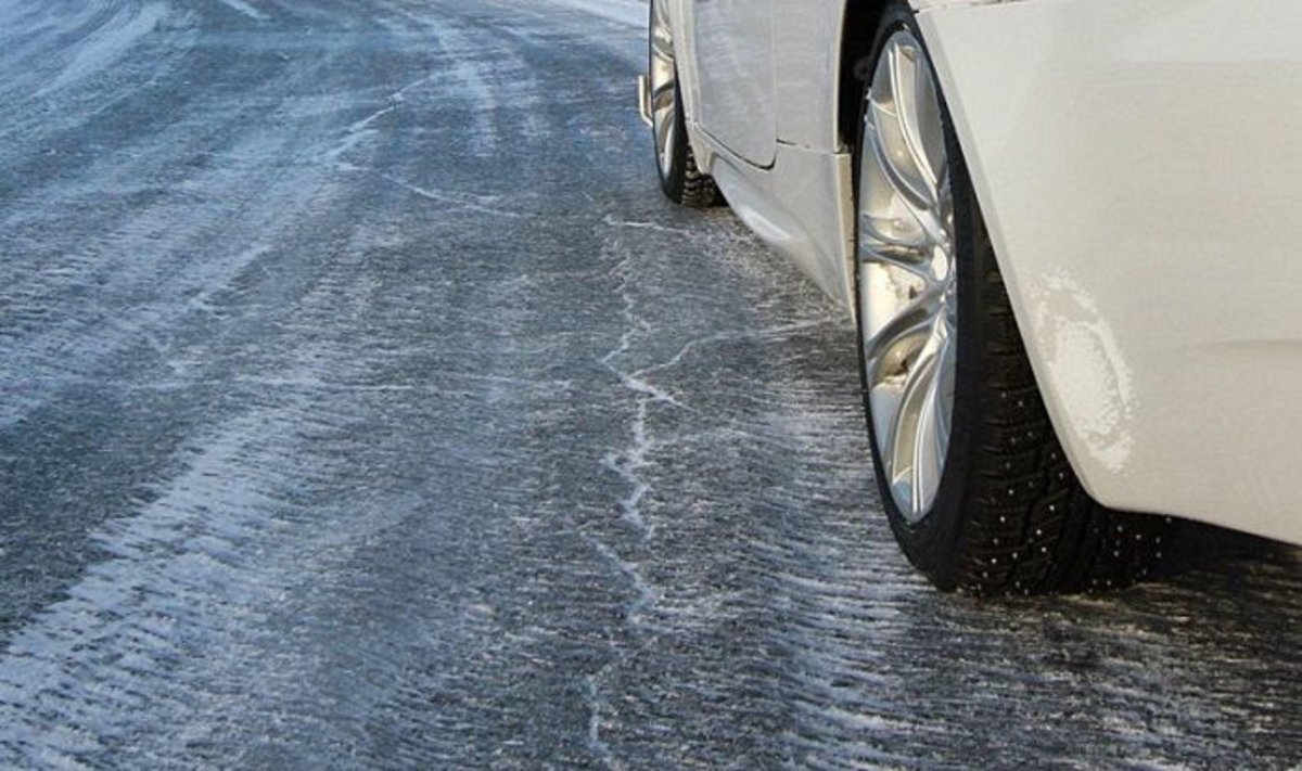 Наледь на дороге