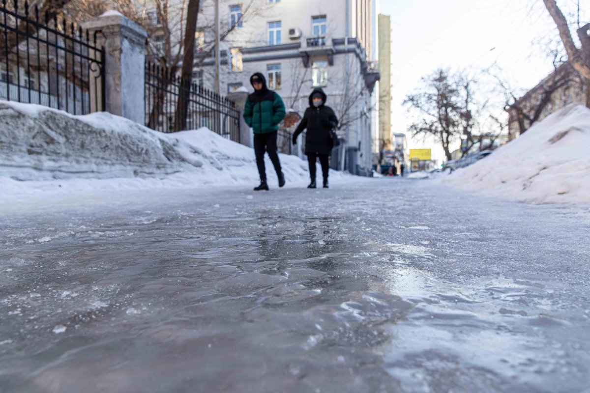 Лед на тротуаре