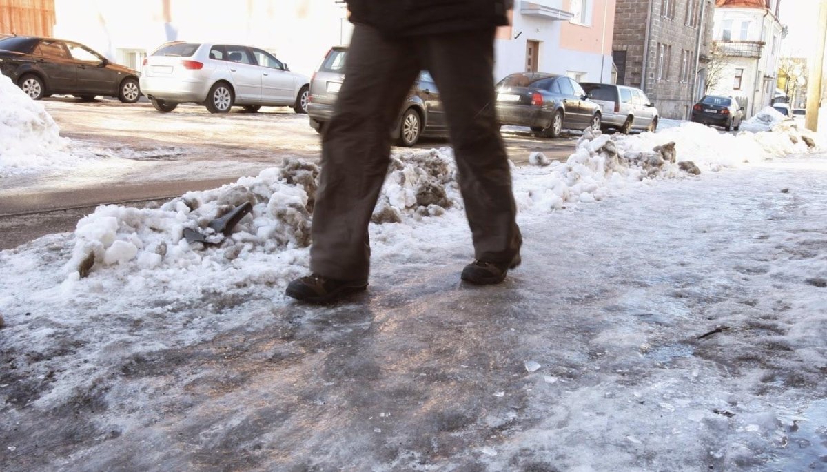 Лед на тротуаре