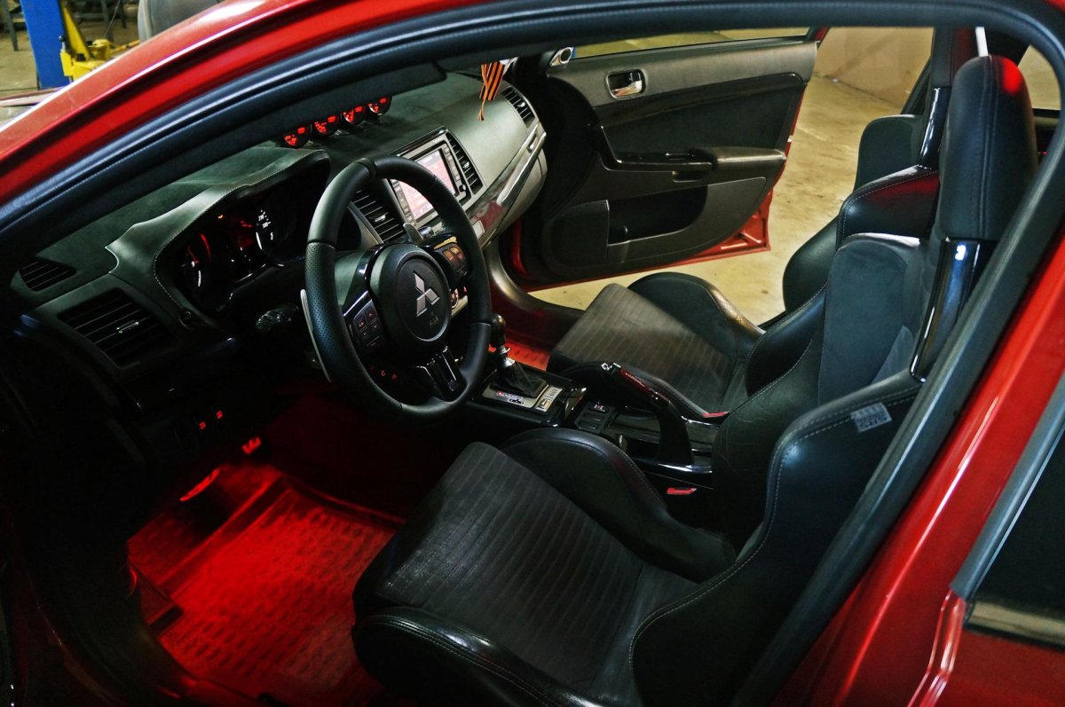 Mitsubishi Lancer 9 красный салон