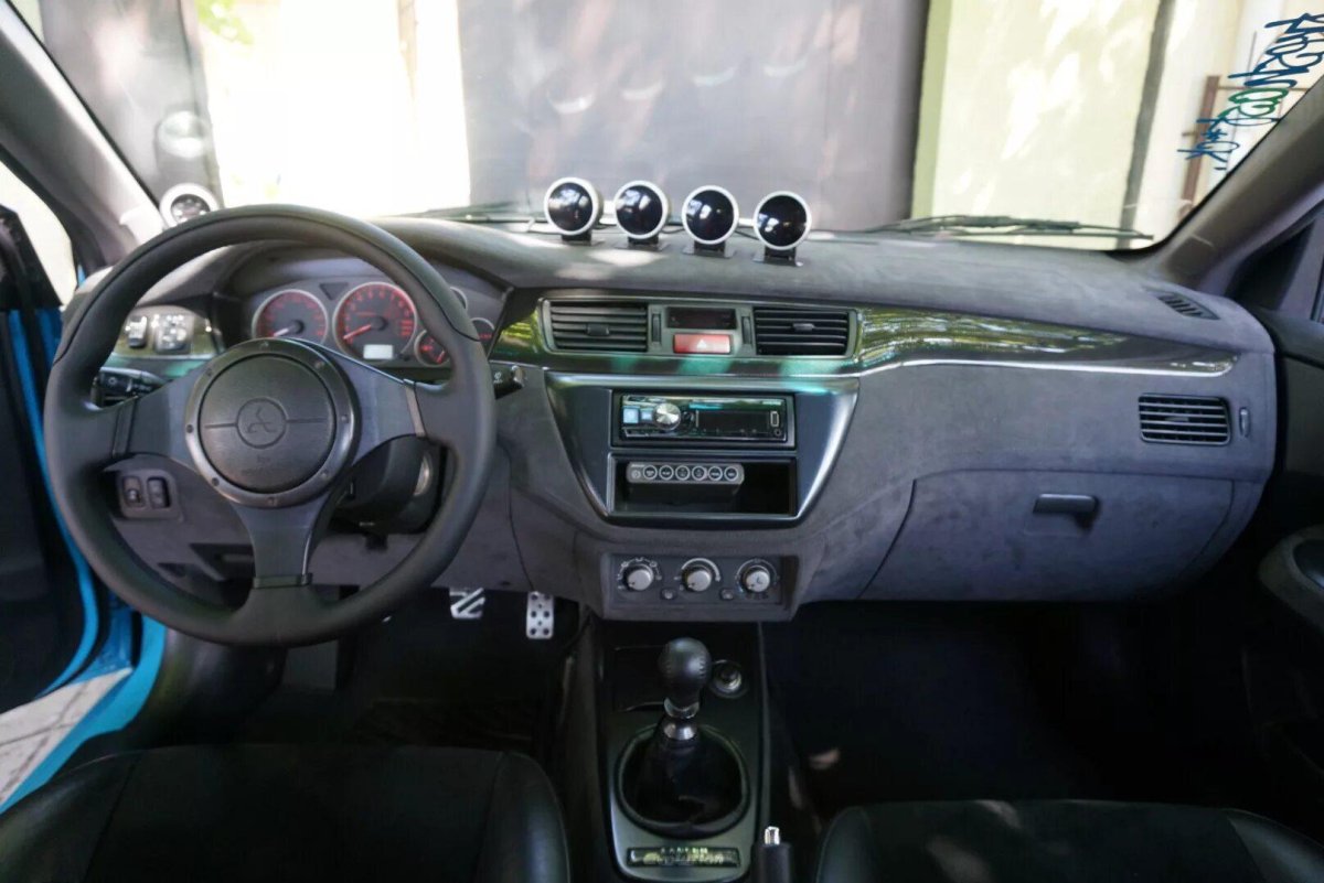 Mitsubishi Lancer Evolution 9 салон