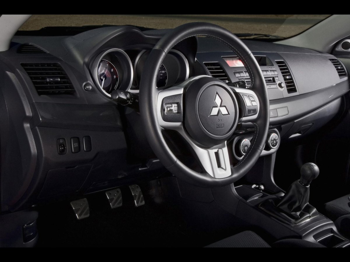 Mitsubishi Lancer 10 Ralliart салон