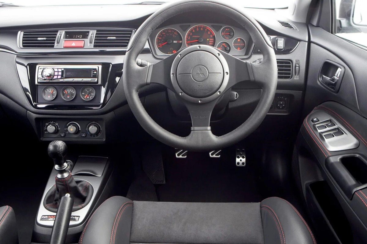 Мицубиси Лансер Эво 9 салон