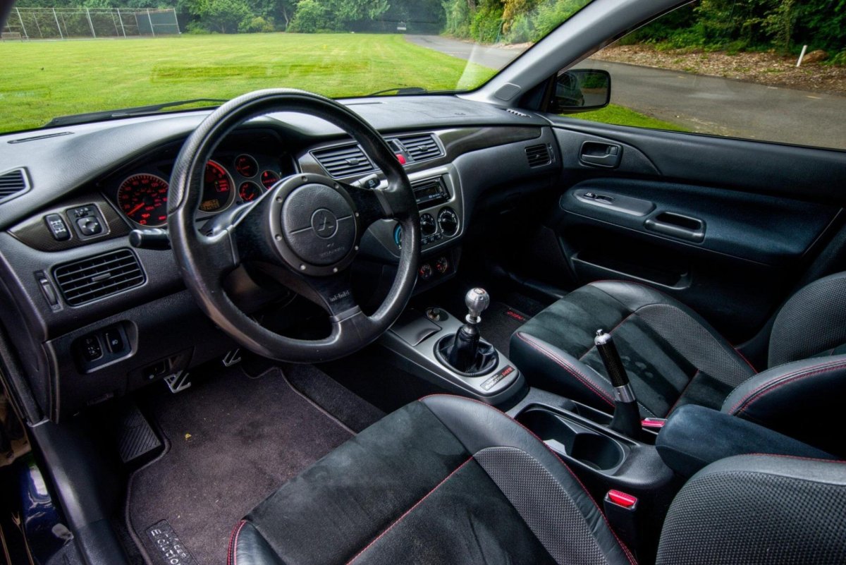 Лансер Эволюшн 9 салон