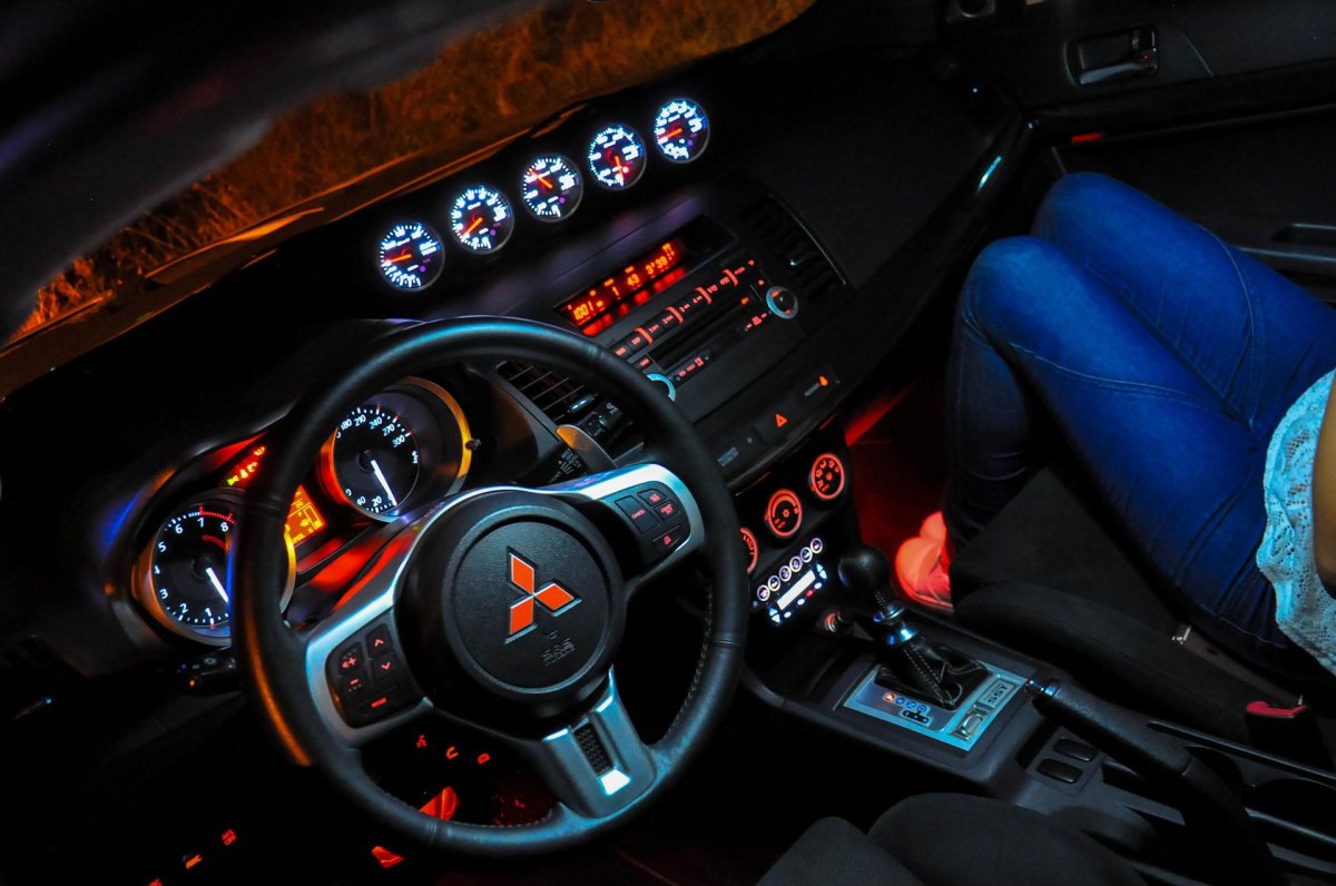 Mitsubishi EVO 10 салон