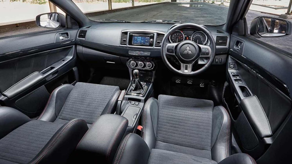 Mitsubishi Lancer EVO 10 салон