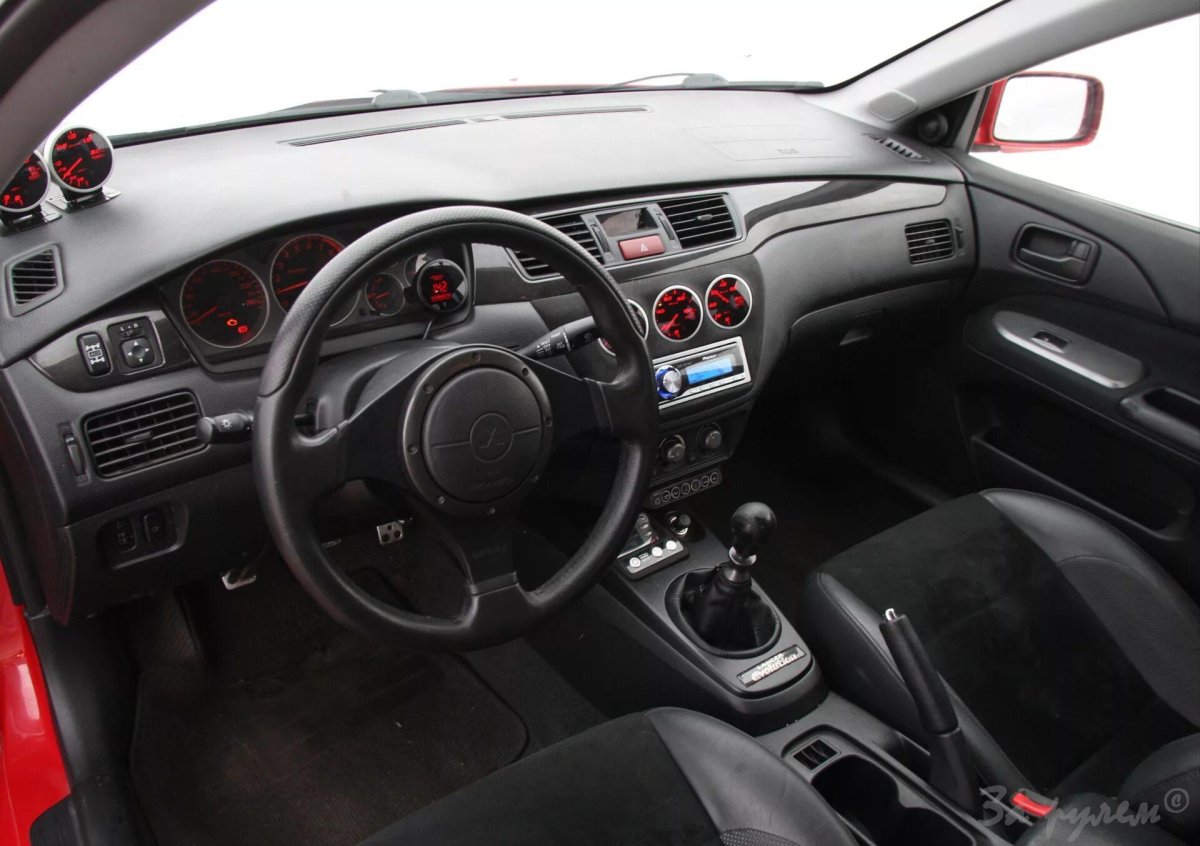 Lancer EVO 9 салон