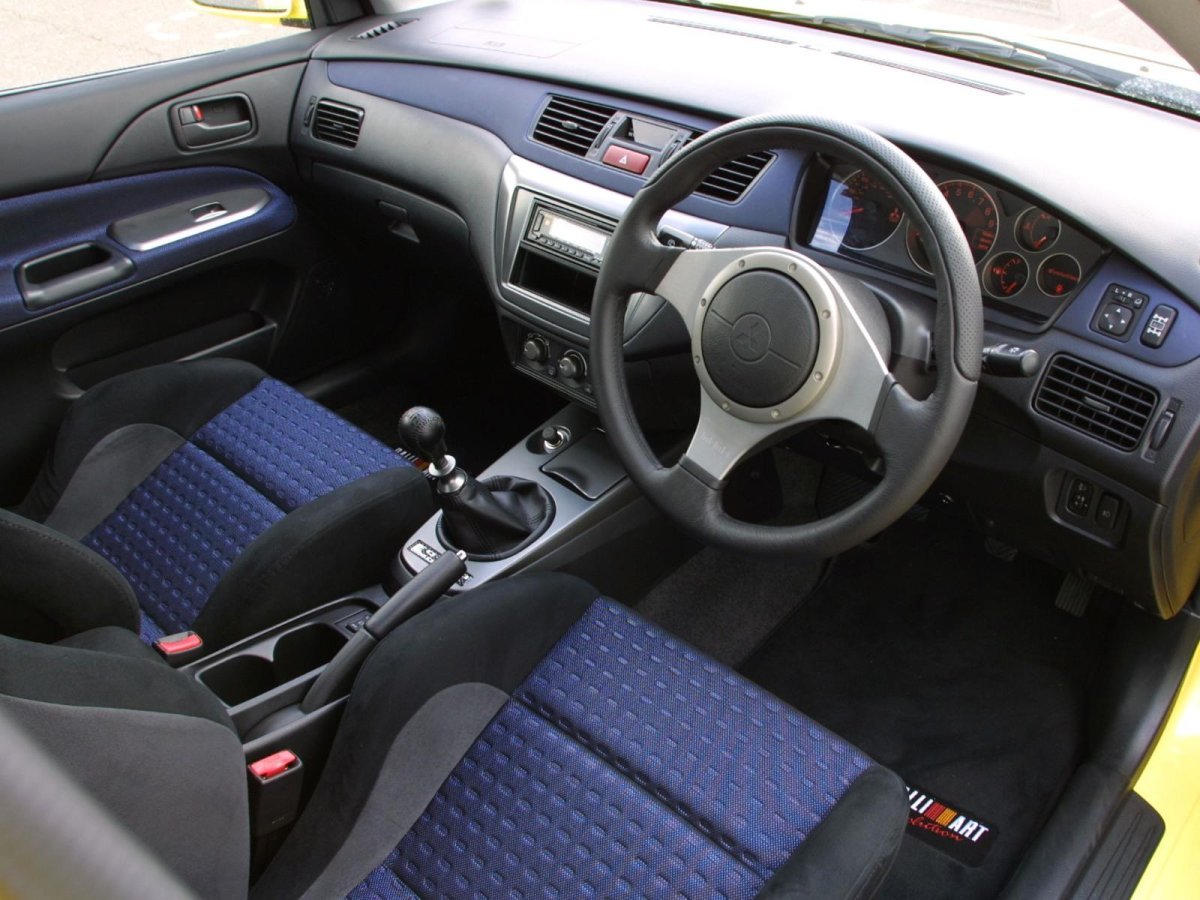 Lancer EVO 8 салон