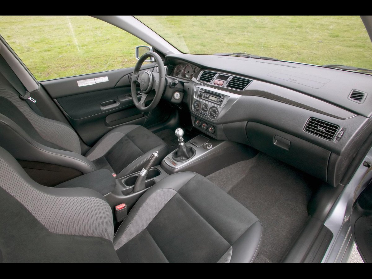 Лансер Эволюшн 9 салон