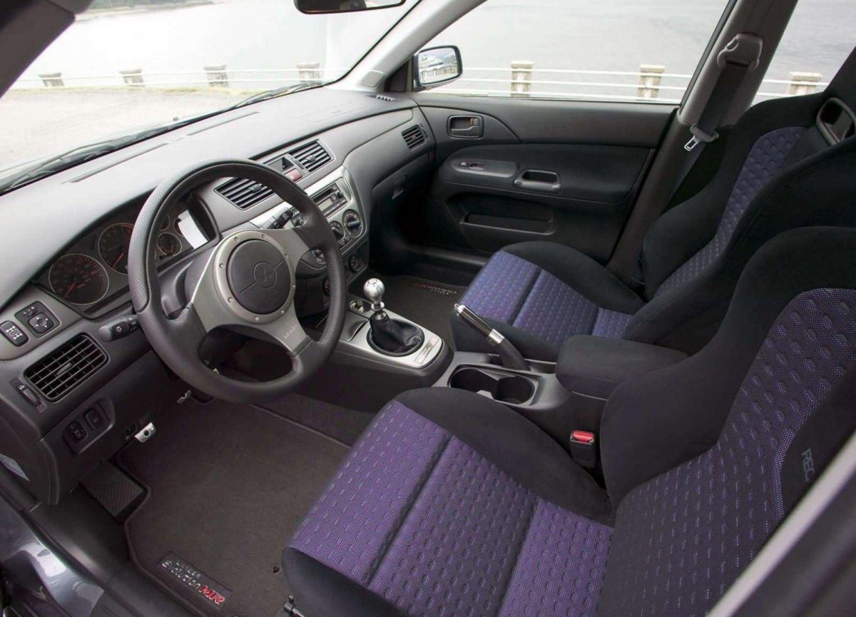 Lancer EVO 8 салон