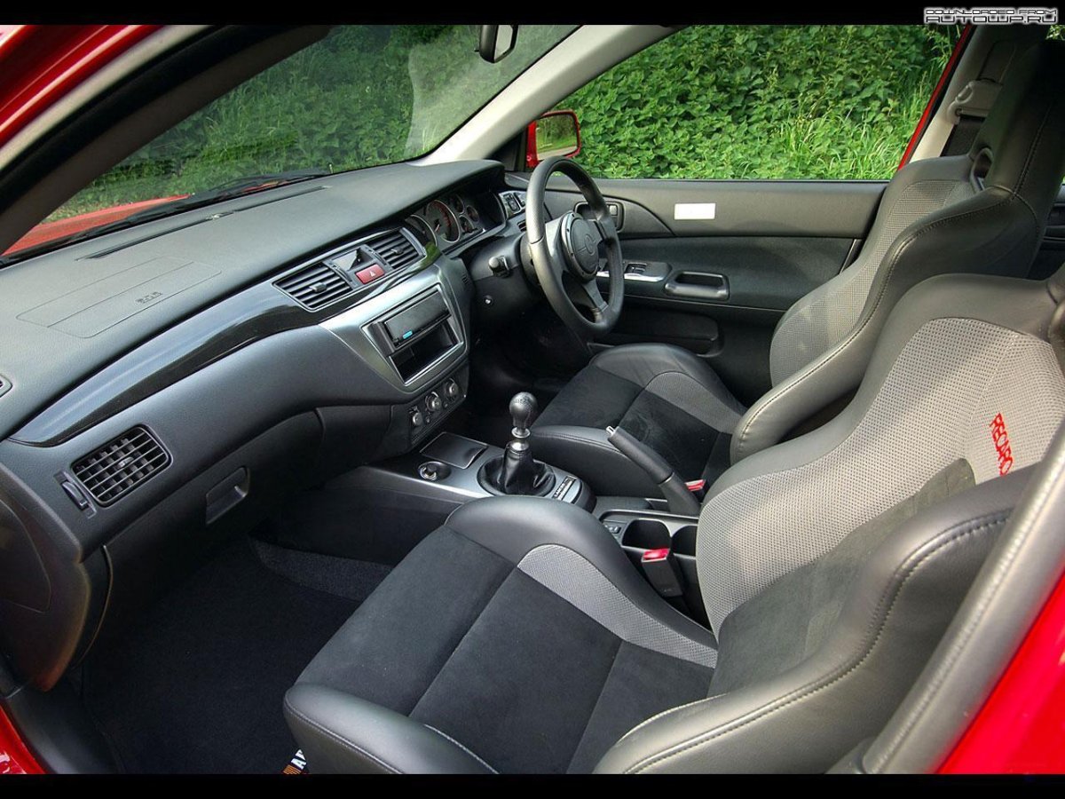 Lancer EVO 9 салон