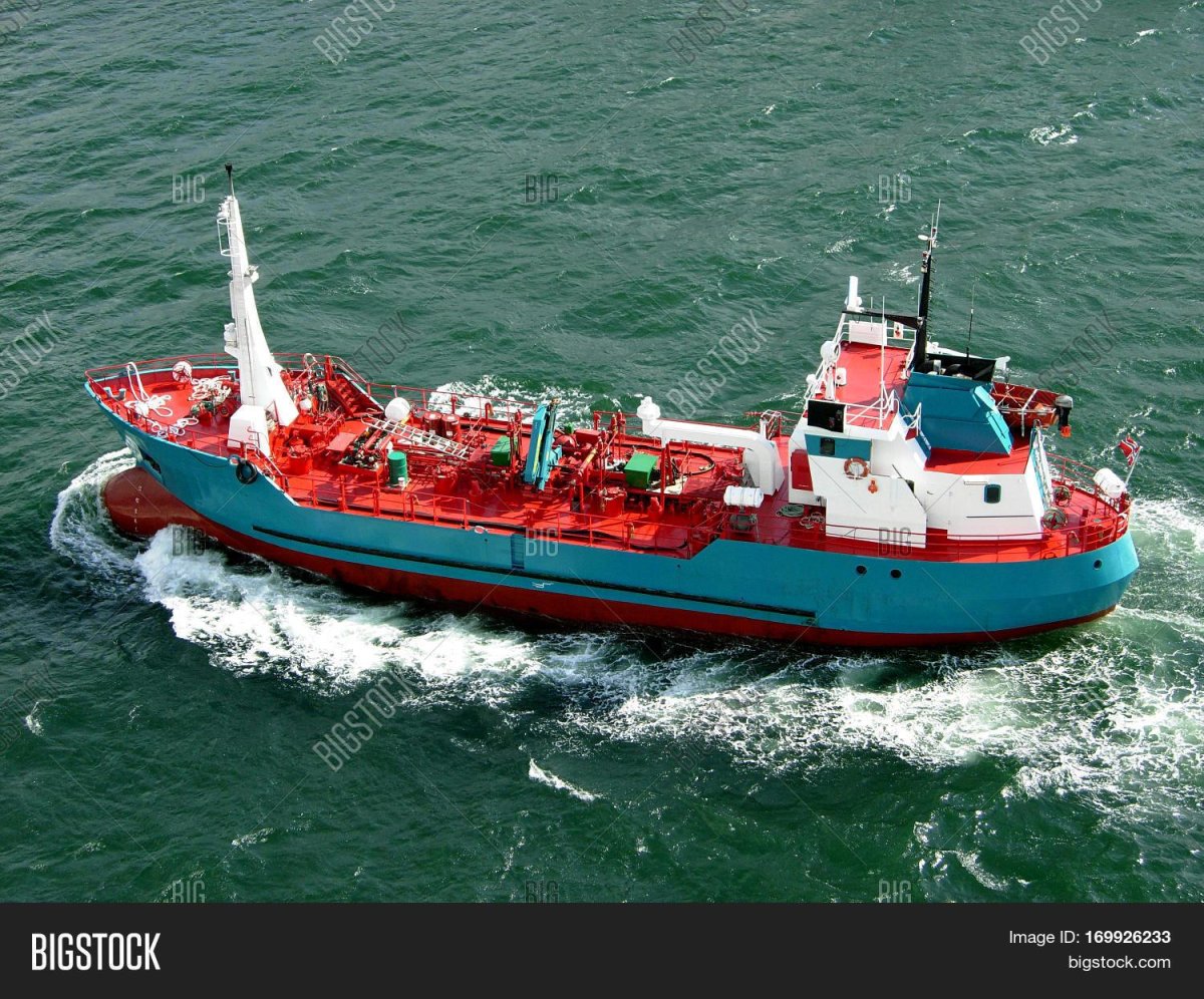 Небольшой танкер