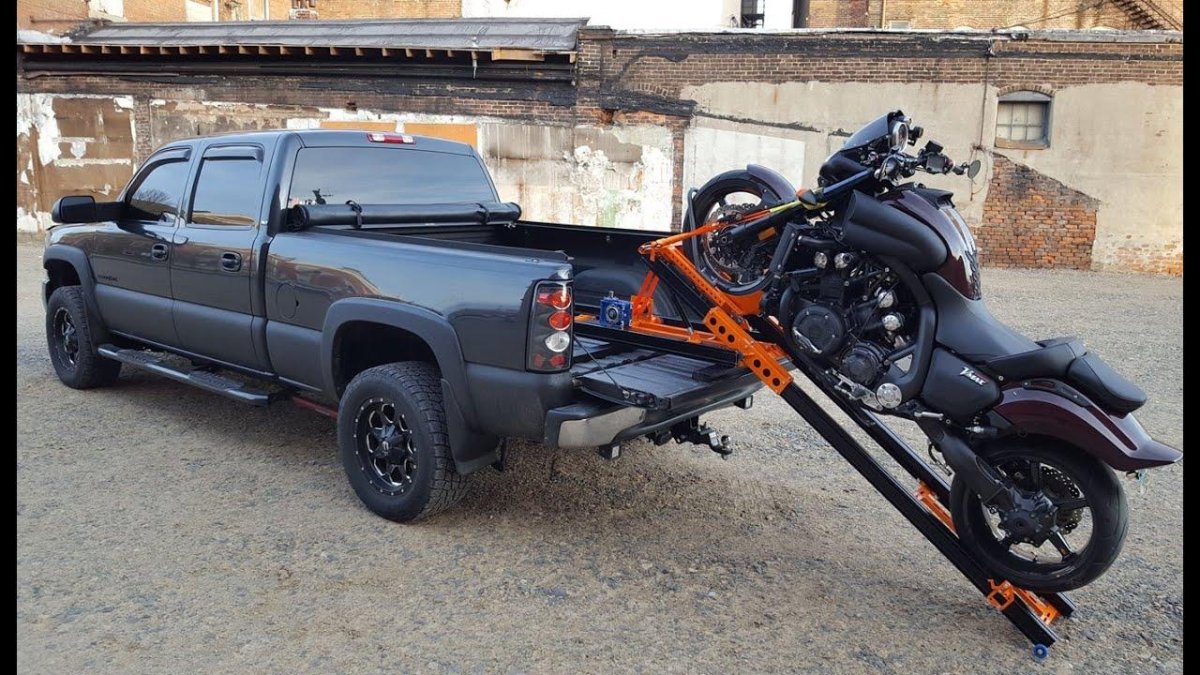 Перевозка мотоцикла в пикапе