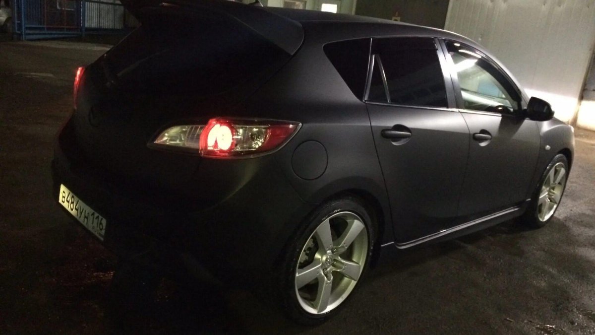 Черная Mazda 3 BL r17