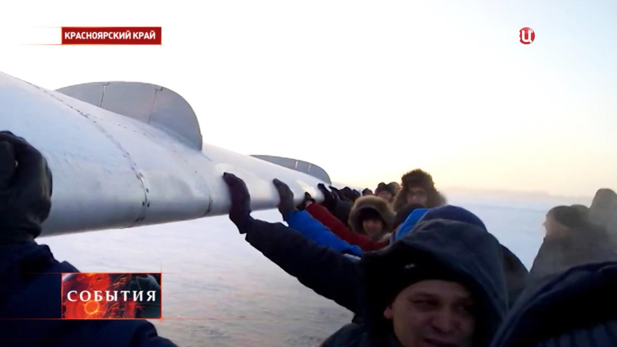 Толкают самолёт в Игарке