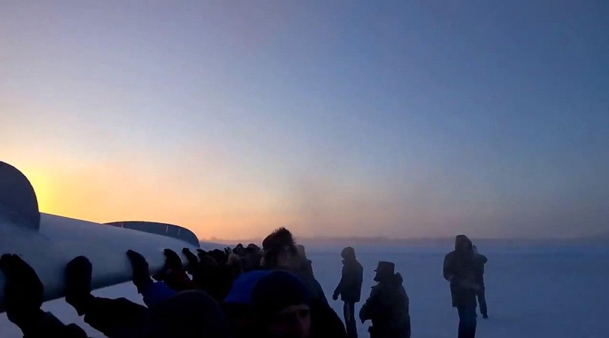 Толкают самолёт в Игарке