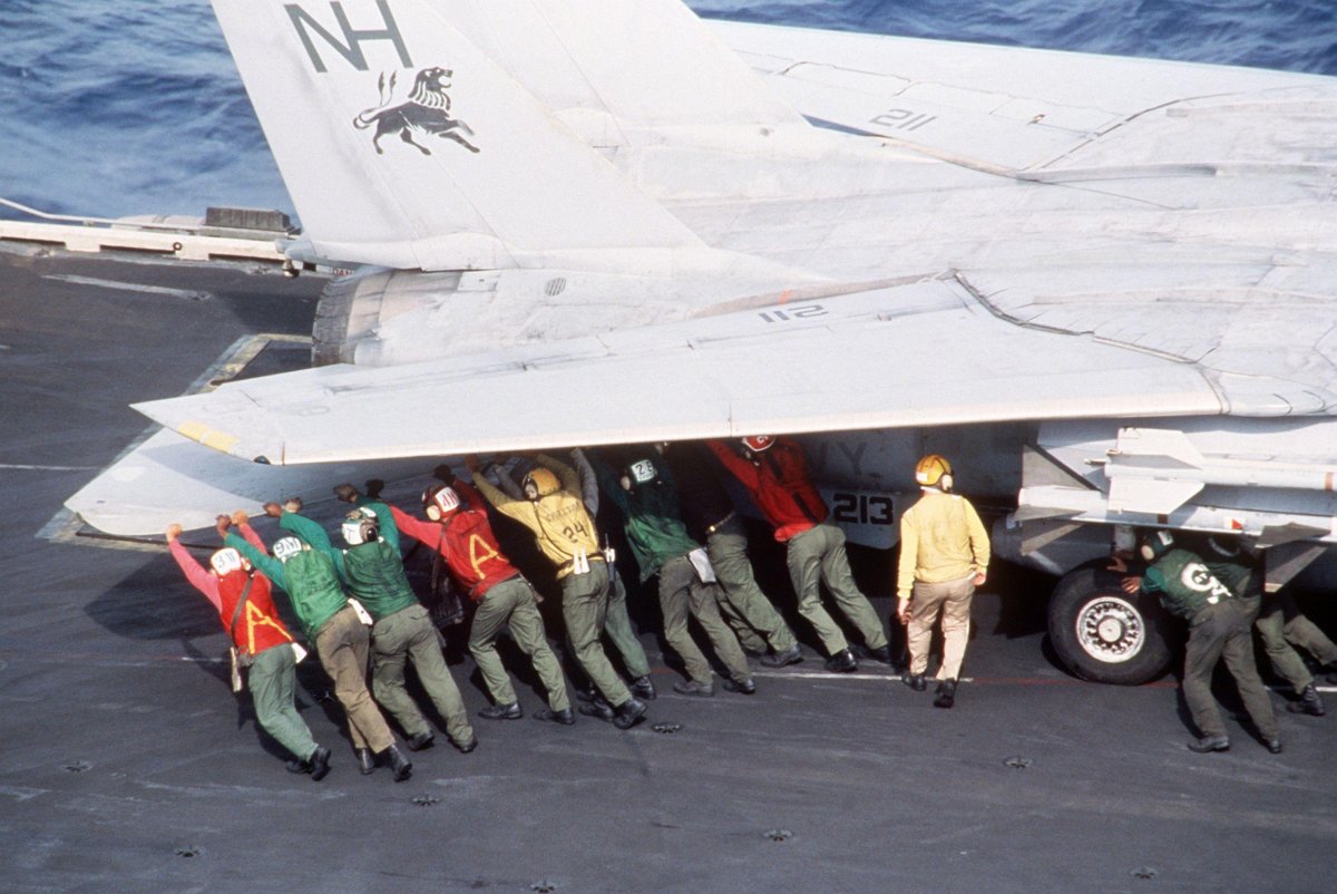 Русские толкают самолет