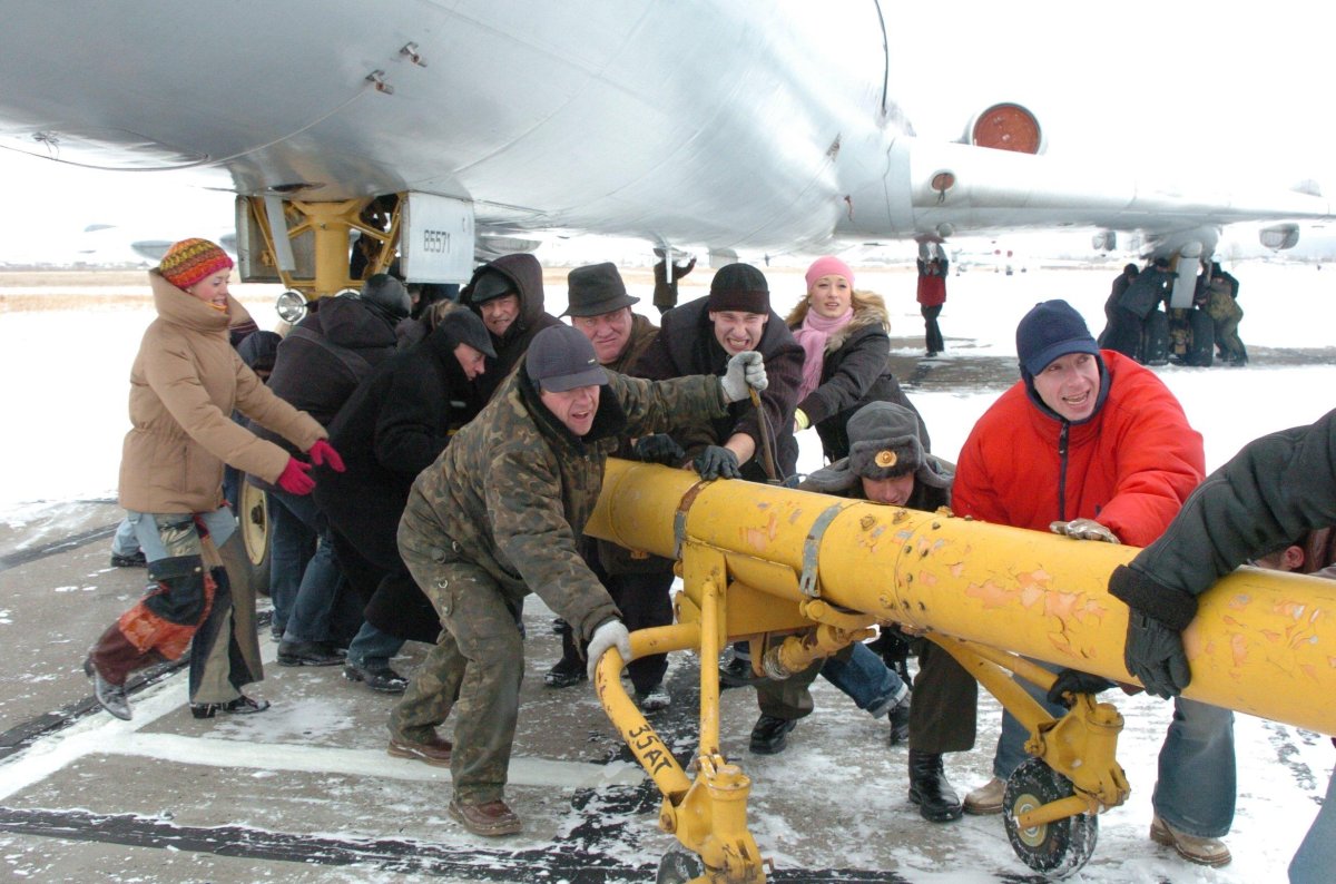 Пассажиры толкают самолет