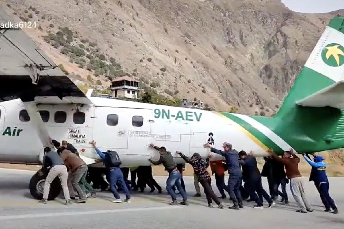 Толкают самолет