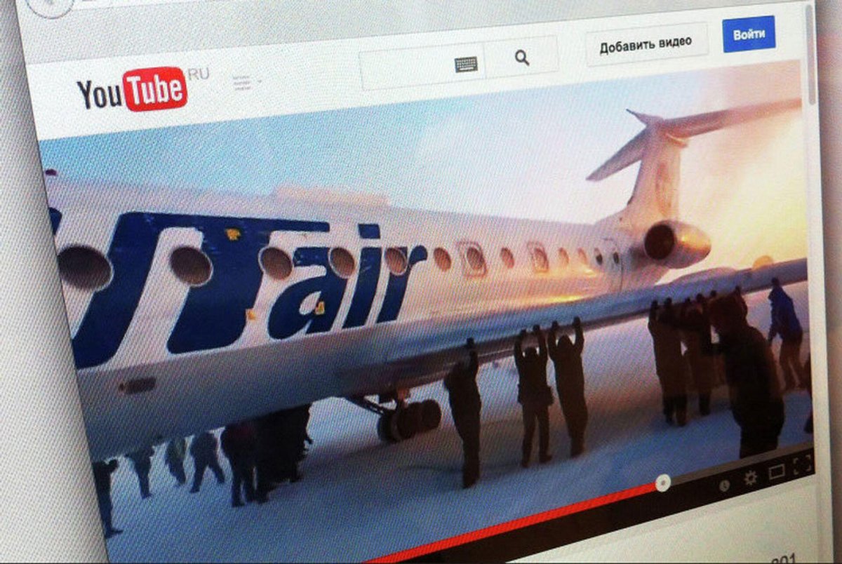 Толкают самолёт в Игарке