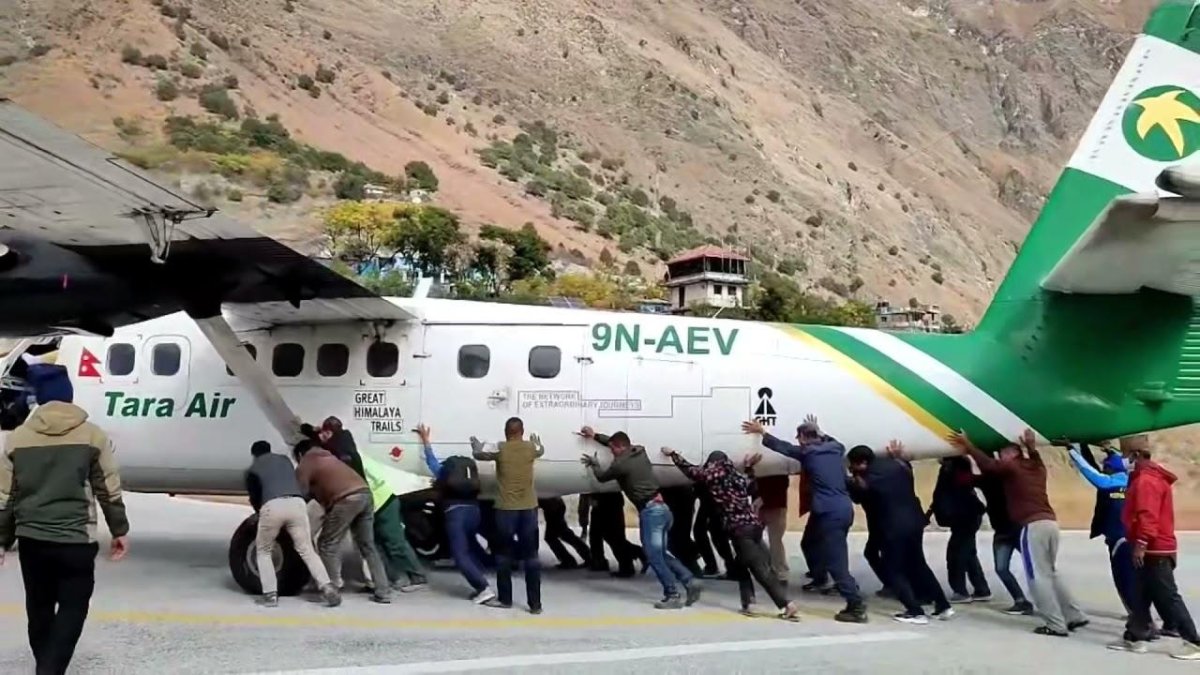 Пассажиры толкают самолет