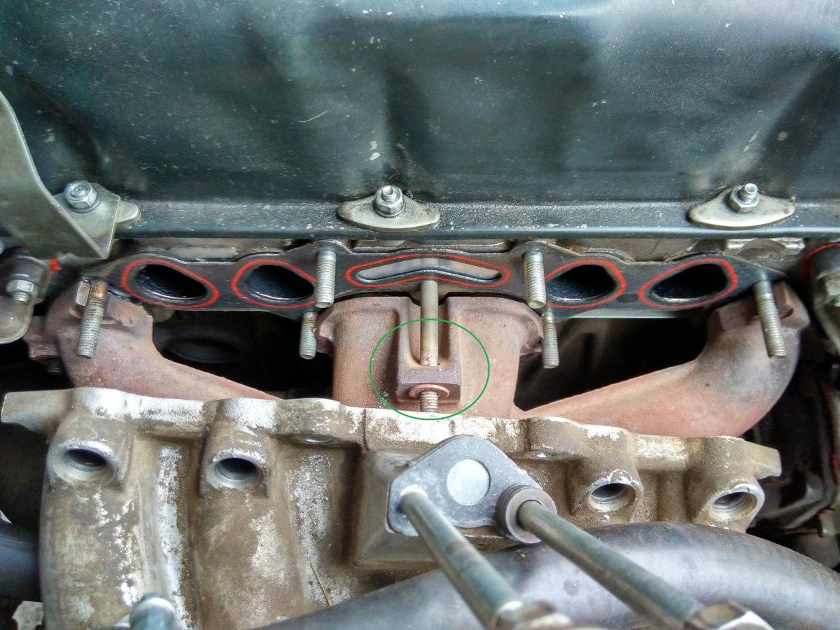 Крепление впускного коллектора 2107