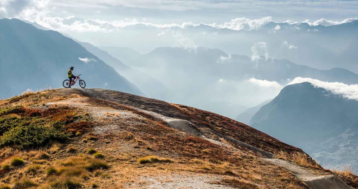 Горный велосипедист