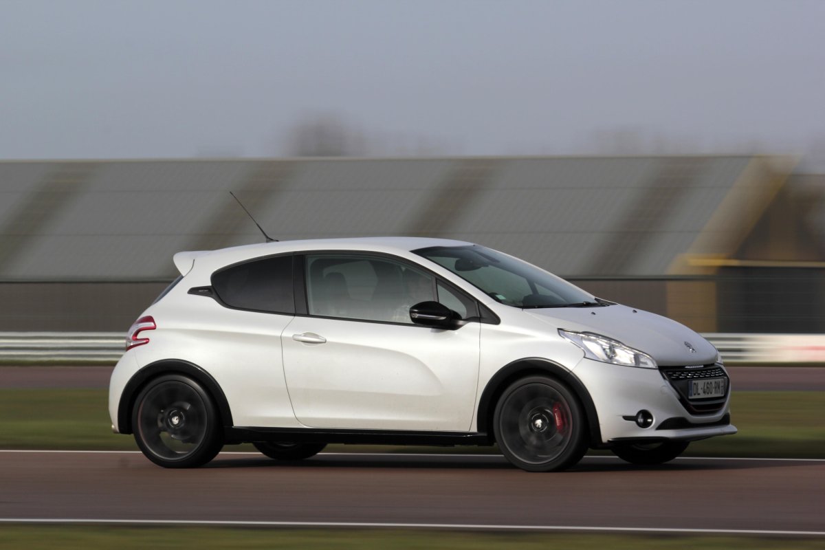 Пежо 208 белый цвет