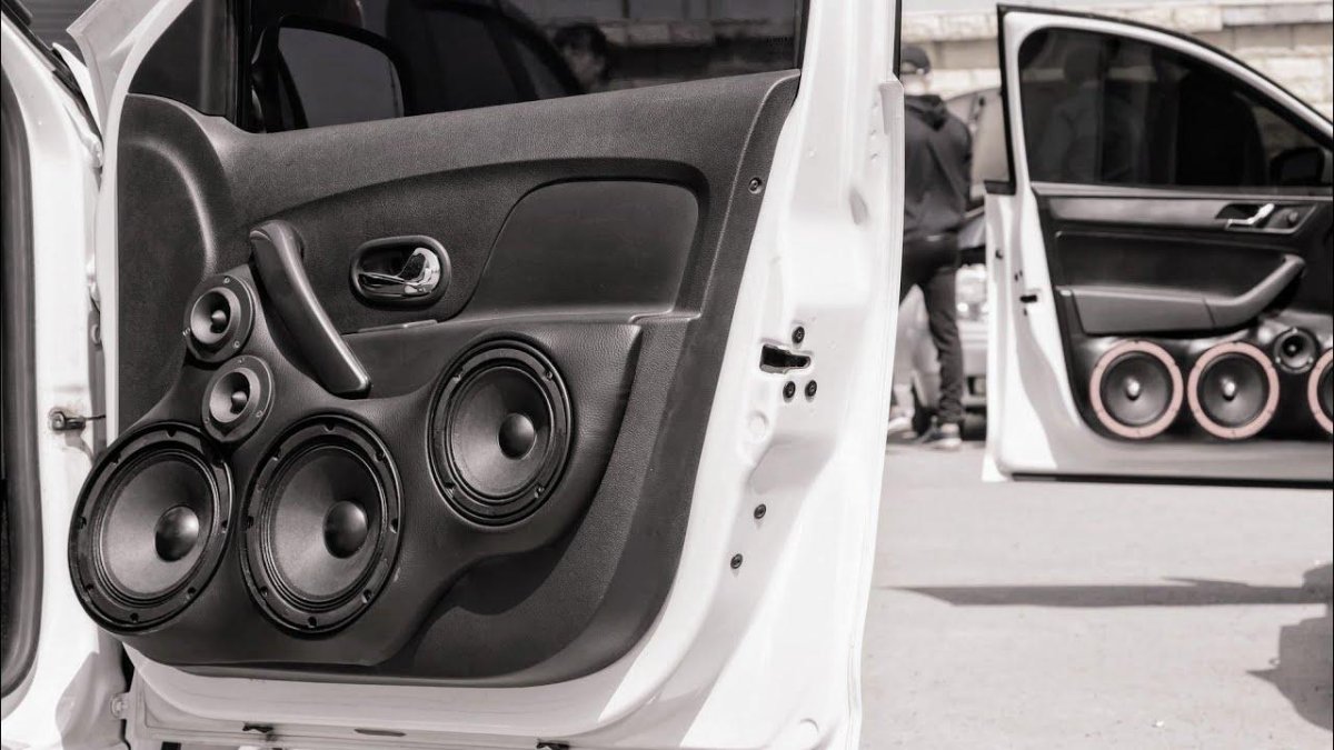 Колонка из фанеры с магнитолой