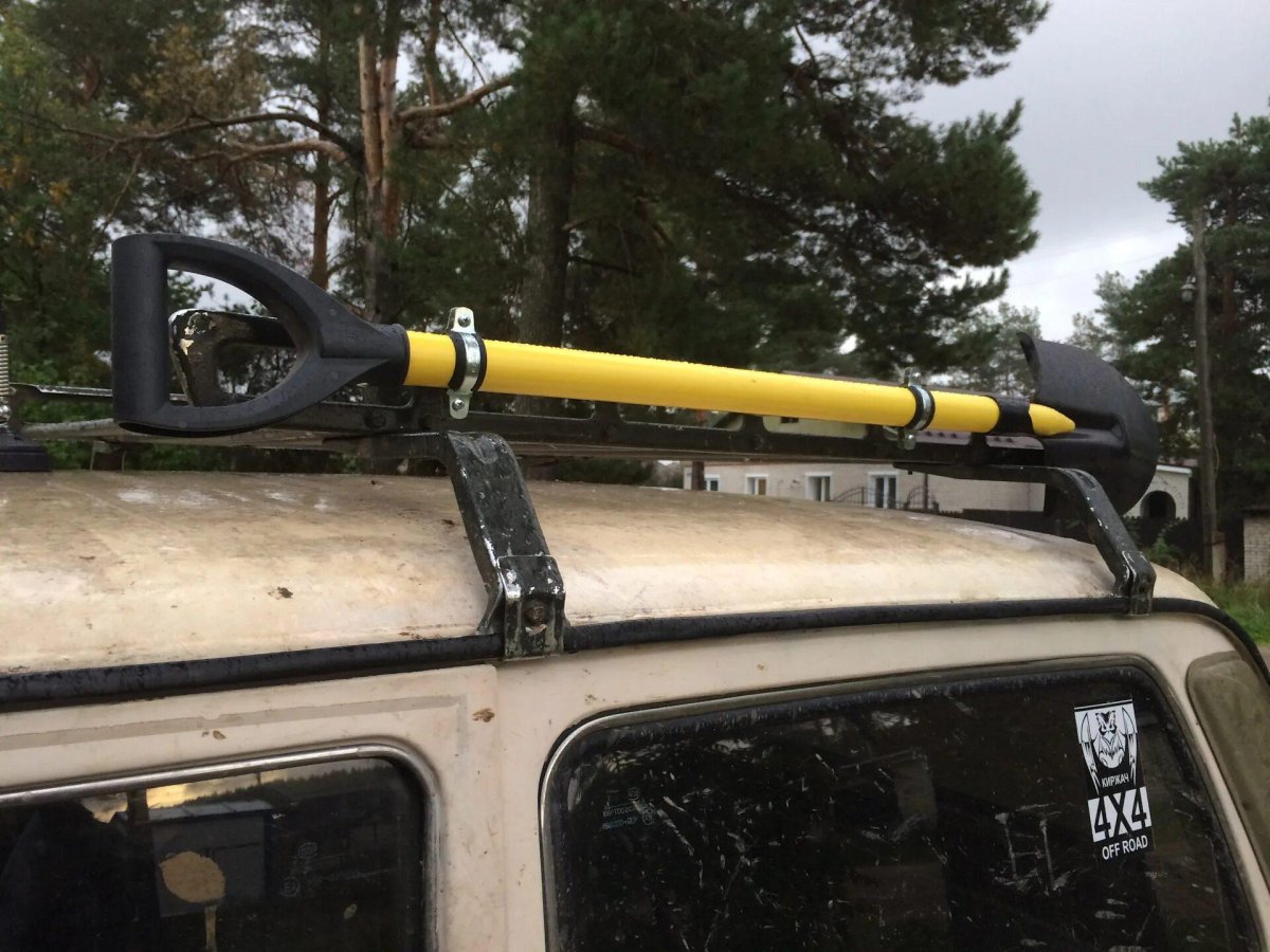 Крепление для лопаты на багажник Нивы 2121