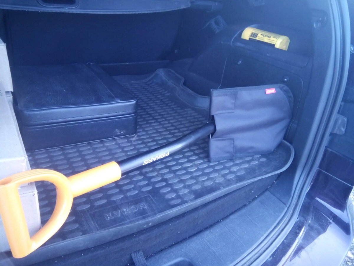 Лопата в багажник автомобиля