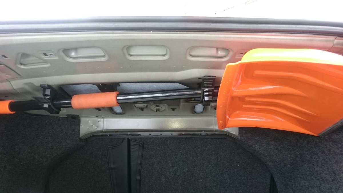 Крепление лопаты в багажнике Аутлендер